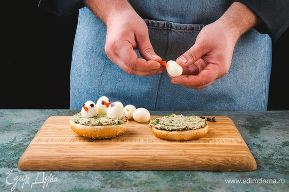 Сверху на паштет положите по три яйца. Из перца и маслины сделайте клюв и глазки у яиц.