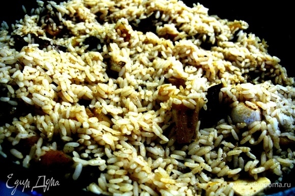 Если все верно, то у вас выйдет невероятно вкусный рис: рассыпчатый, но не жирный, питательный, с очень насыщенным ароматом. Приятного всем!