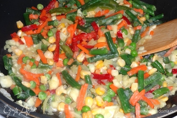 В сковороду добавить овощи. У меня замороженная смесь овощей, состоящая из кукурузы, горошка, стручковой фасоли, моркови, сладкого перца. Смесь размораживать не нужно.