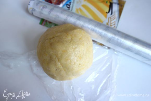 Скатать тесто в шар, обернуть в пленку и убрать в холодильник на 30 минут.