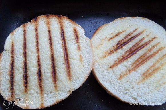 Готовую булочку для бургеров сбрызнуть маслом и обжарить на гриле с двух сторон. Если нет булочек, берем хлеб тостерный и тоже жарим на гриле.