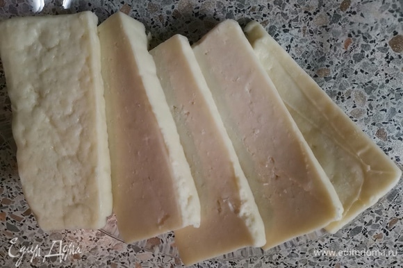 Берем кусочек сыра и нарезаем его (толщина — 1 см, не меньше, иначе он у вас просто развалится на гриле).