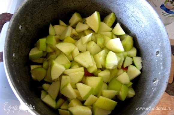 Нарезаем яблочки, приправляем специями, добавляем апельсин.