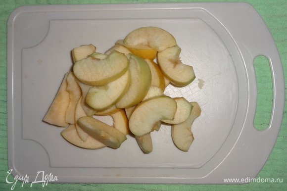 Пока варится боярышник, яблоки вымыть, очистить от семян, нарезать дольками.