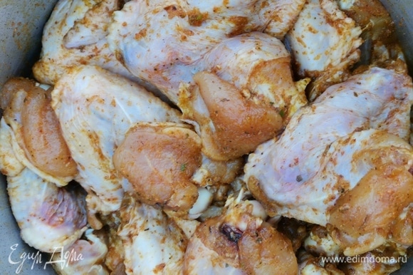Маринуем крылья: добавляем к свежим куриным крыльям соль, перец (по вкусу) и специи для курицы. Перемешиваем.