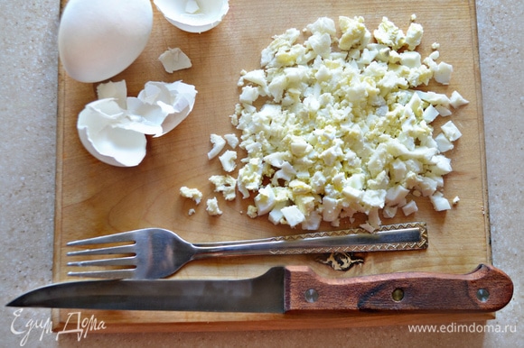 Отварите яйца мелко порубите и разомните немного вилкой. Яйца соедините с майонезом, слегка посолите, приправьте перцем и перемешайте.