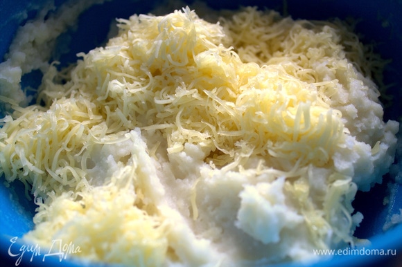 Добавить тертый сыр.
