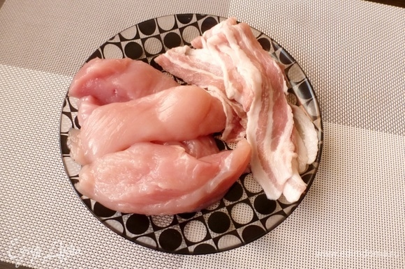 Для рецепта потребуется куриное филе, которое нужно нарезать вдоль на 3–4 брусочка, в зависимости от размера филе. Для каждого брусочка нужен пласт бекона.