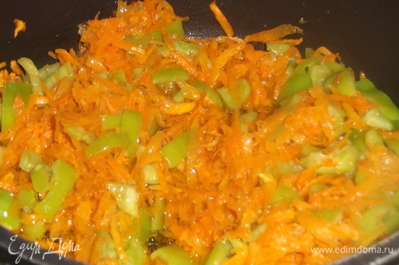 Натертую на терке морковь слегка обжарить на растительном масле, добавить нарезанный перец, тушить 5 минут.