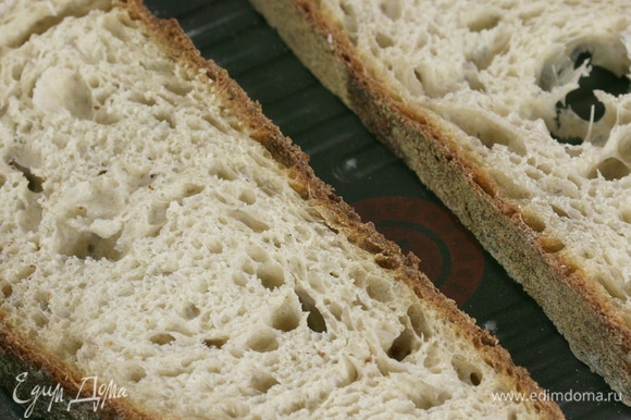 Хлеб поджарить на сковороде-гриль до золотистой корочки.