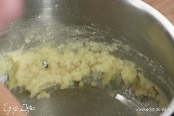 В сотейнике соединить сливочное масло с мукой. Обжаривать 2–3 минуты, постоянно помешивая, чтобы образовалась густая золотистая масса.