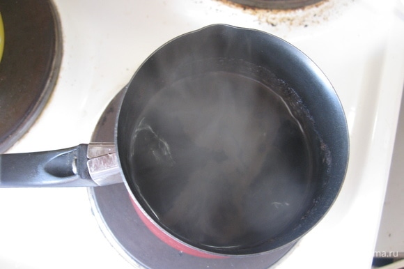 Заливаем воду в кастрюльку или в турку и ставим на плиту. Кладем кофе в холодную воду и варим его, даем 3 раза подняться и опасть пенке.