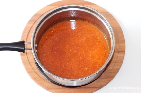 В одном стакане воды размешиваем томатную пасту и выливаем в сотейник. Добавляем щепотку сахара и соль. Доводим соус на медленном огне до кипения.