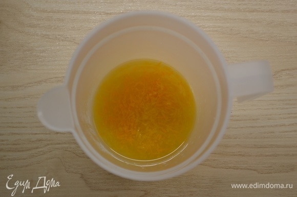 Выжать лимонный и апельсиновый сок, процедить. Соединить цедру, сахар и сок.