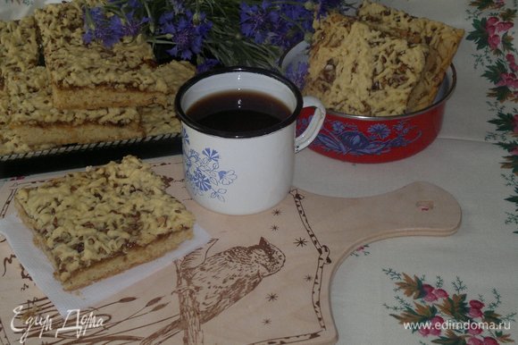 Берем пирог с собой на пикник и едим на природе вместе с чаем, компотом или другим напитком. Угощайтесь! Приятного аппетита!