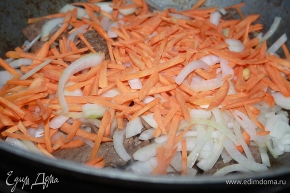 Затем добавляем достаточно крупно нарезанные лук и морковь (никаких терок, овощи нужно именно нарезать).