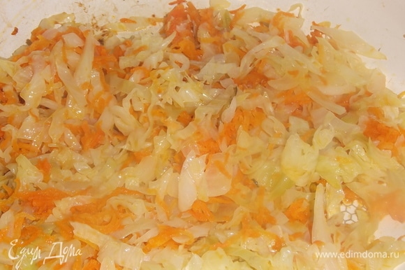 Лук нарезать, морковь натереть, капусту нашинковать. Обжарить на растительном масле. Пережаренные овощи выложить в кастрюлю с бульоном. Проварить в течение 10 минут.