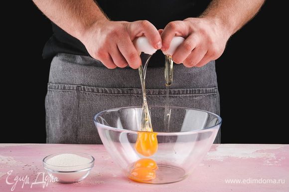 Взбейте яйца, 2 желтка, половину стакана сахара и ванильный экстракт добела.