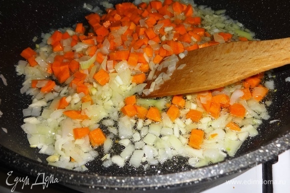В сковороде разогреть растительное масло. Выложить лук и морковь и обжарить, помешивая, до золотистого цвета.