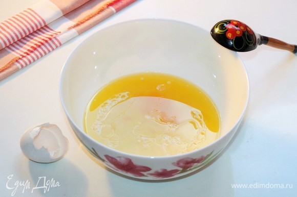 В масляную смесь добавить уксус, кефир, сахар и соль. Яйцо и 1 желток взбить вилкой, вылить в миску и перемешать.