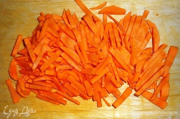 Морковь почистить, вымыть, обсушить, нарезать тонкой соломкой.