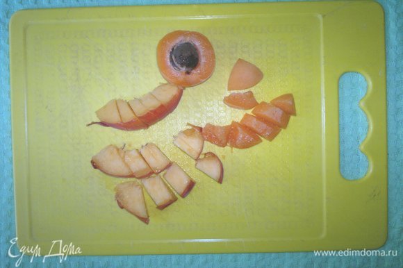 Из персика и абрикосов вынуть косточки, нарезать фрукты мелкими кубиками.