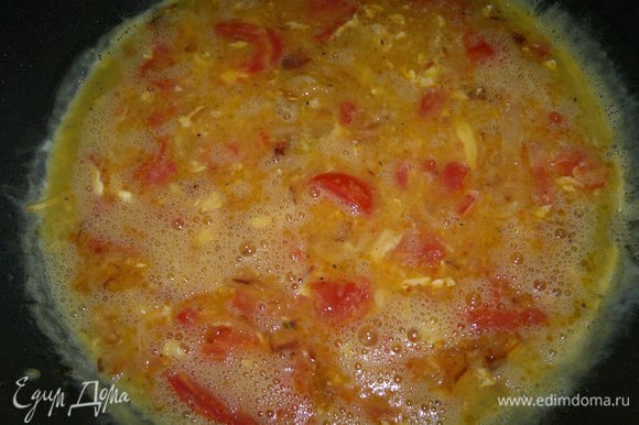 Добавить яйца в сковороду к овощам, перемешать немного массу лопаткой, чтобы овощи распределились в омлетной смеси. Жарить сначала на небольшом огне, чтобы схватился низ омлета, минуты 3–4.