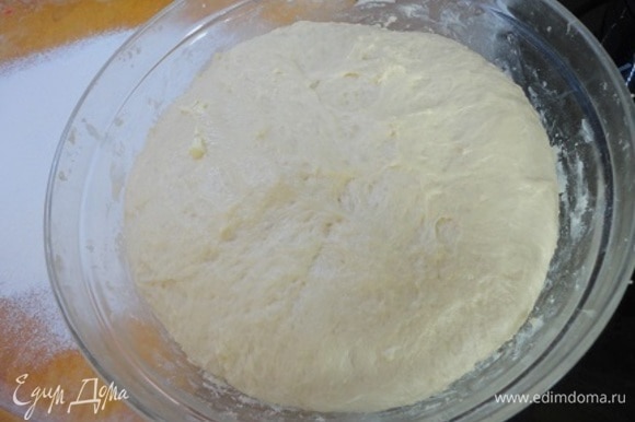 Готовое тесто оставить в тепле для увеличения в объеме в 2–2,5 раза.