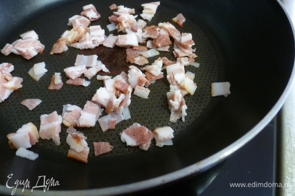 5–6 полосок сырокопченого бекона нарезать мелким кубиком и положить на сухую сковороду.
