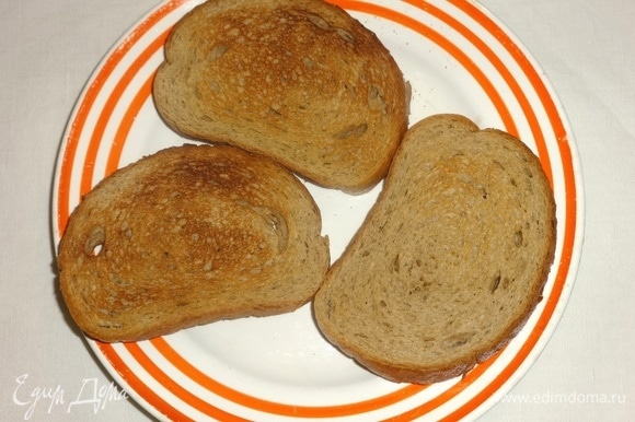 Кусочки хлеба поджарить в тостере или на сухой сковороде.