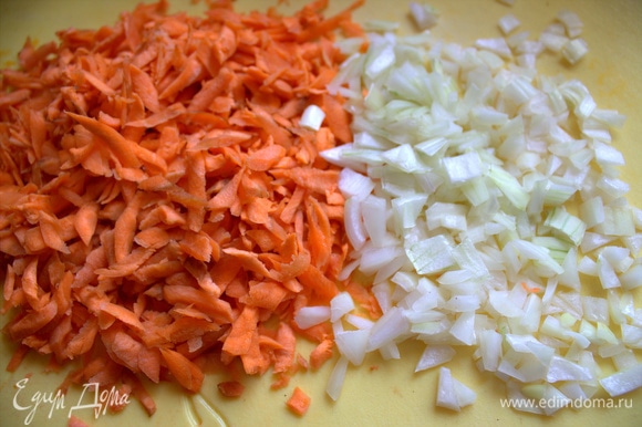Подготовить морковь и лук. Измельчить как вам нравится.