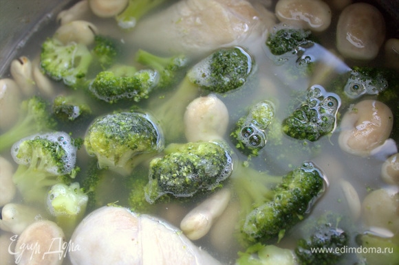 Позже — брокколи. Если не любите слишком вареную брокколи, отправьте ее в суп в самом конце на 3 минуты.