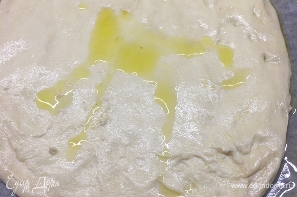 Противень выстилаем бумагой, смазываем растительным маслом и на него выкладываем тесто, придавая руками форму прямоугольника. Смазываем его оливковым маслом.