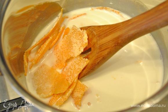 В ковшике нагреть жирные сливки с сахаром и снятой с апельсина цедрой. На минимальном огне довести до кипения. Через пару минут снять с огня и процедить.