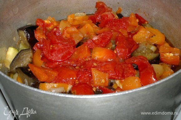 Положить в рагу перец и помидоры, перемешать и продолжать тушить еще 5–7 минут.