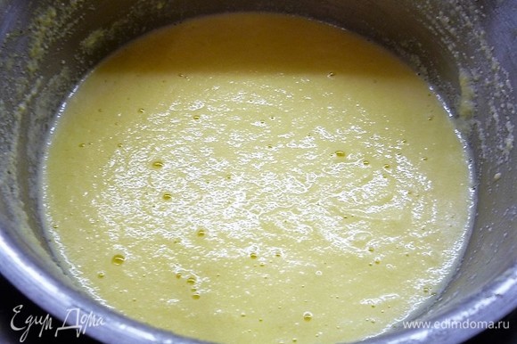 Затем в желтковую смесь вливаем тонкой струйкой горячее молоко со сливками, помешивая венчиком.