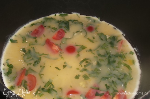 В подогретую посуду для жарки налить растительное масло. Залить яичную смесь. Накрыть крышкой.