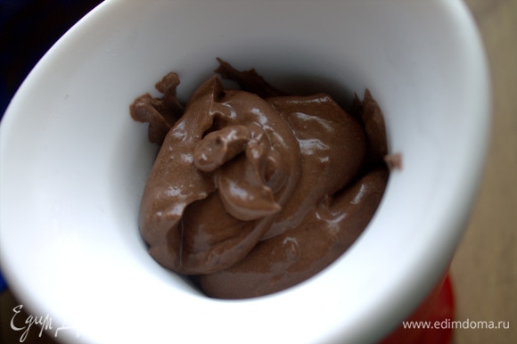 Перенести шоколадный состав в стакан.