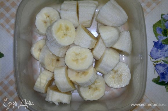 Бананы почистить от кожуры, нарезать кружками. Сложить бананы в контейнер и поставить в морозилку на 2–3 часа.