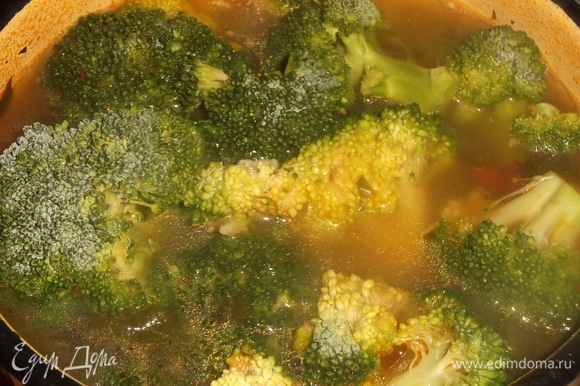 Добавить соцветия брокколи, соль по вкусу. Проварить суп еще в течение 10 минут.