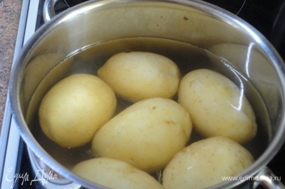 Сварить картофель практически до готовности, но не разваривая, если вы собираетесь его нарезать, а не разминать в пюре.