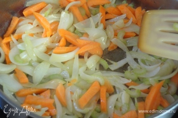 Добавить морковь с сельдереем и тушить до мягкого состояния. Влить вино, потушить 1 минуту.