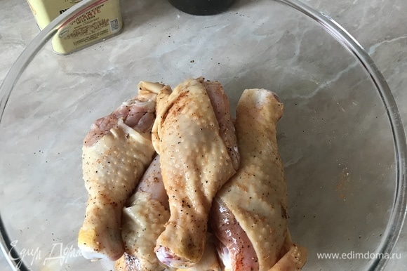 Куриные голени натереть солью, перцем, паприкой, добавить уксус, хорошо перемешать, накрыть и отправить в холодильник на 30 минут.
