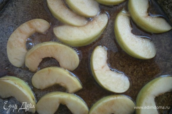 В сковороду добавить корицу, перемешать. Выложить дольки яблок. Потушить яблоки до мягкости с двух сторон.