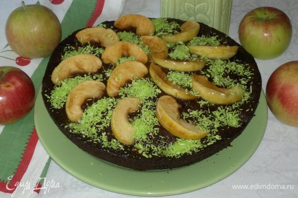 Украсить пирог по желанию. Я украсила зеленой кокосовой стружкой. Наш вкусный и ароматный пирог готов!