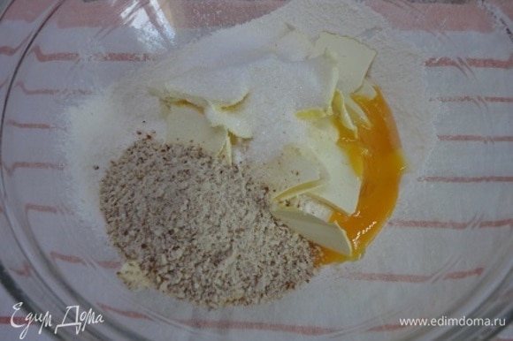 Муку просейте в миску. Добавьте мягкое сливочное масло, яичный желток, сахар и молотый миндаль (или миндальную муку).