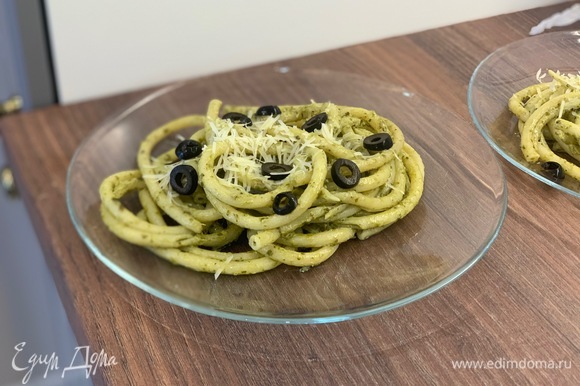 Готовую пасту перекладываем на тарелки, посыпаем тертым пармезаном и резаными оливками и наслаждаемся итальянским обедом!
