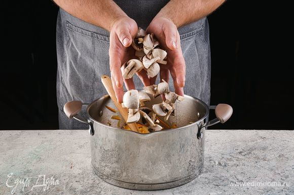 Туда же добавьте тщательно промытые и нарезанные грибы. Обжарьте 7 минут.