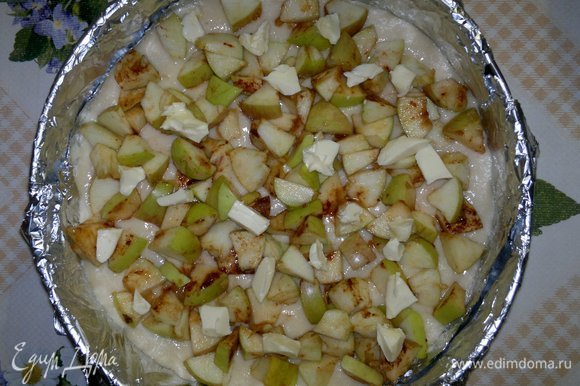На тесто выложить яблочную начинку, на яблоки разложить небольшие кусочки сливочного масла.