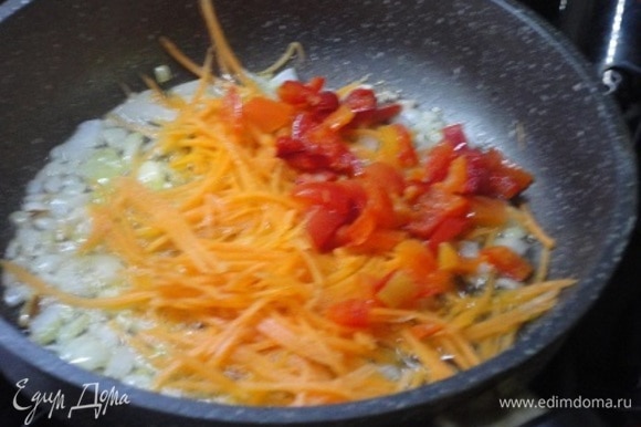 Растительное масло разогреть в сковороде. Добавить лук и обжарить его до прозрачности, добавить морковь с перцем и пожарить еще пару минут.